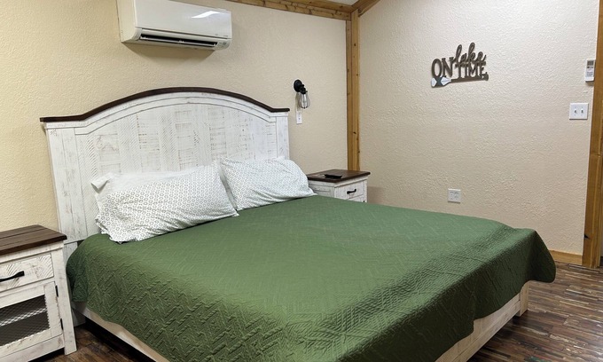 Anacoco Cabina | Rustic one bedroom cabin on South Toledo Bend. Pets welcome.