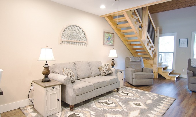 Branson Condominio | Rustic Retreat 3Bed/3Ba Walk In Quiet Close to Lake TaneyComo & The Landing
