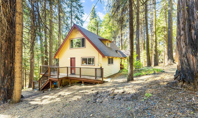 Dorrington Cabina | Rustic retreat with stunning mountain views - deck, WiFi, woodstove, & W/D
