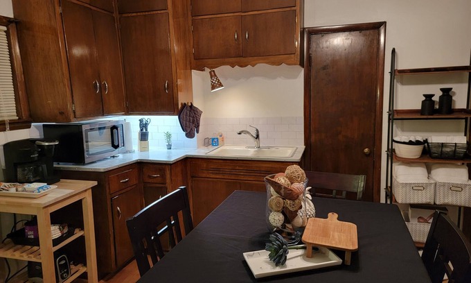 Riverwest Apartamento | Rustic Riverwest 2-Bedroom Apartment. Conveniently on Locust, 1mi to UW Milw.