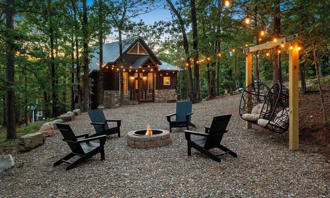Broken Bow Cabina | Getaway In The Woods-Spa-Swing Chairs-EV Charger