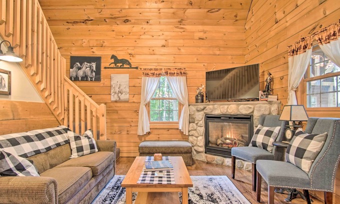 Oceana County Cabina | Rustic Rothbury Cabin w/ Resort Amenity Access!