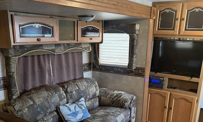 Cypress Lakes Estates Casa | Rustic Stay - Camper Experience