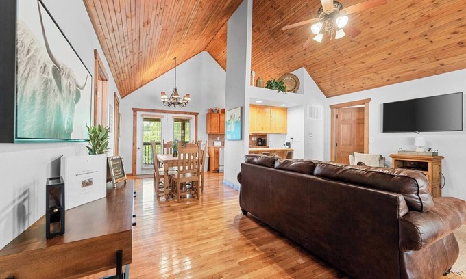 Branson West Cabina | Cabaña Stonebridge actualizada de Jen, cerca de Silver Dollar City