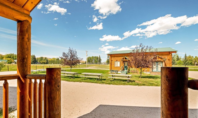 St. Charles Cabina | Cabaña rústica con cocina americana, canchas deportivas compartidas, parrillas y más