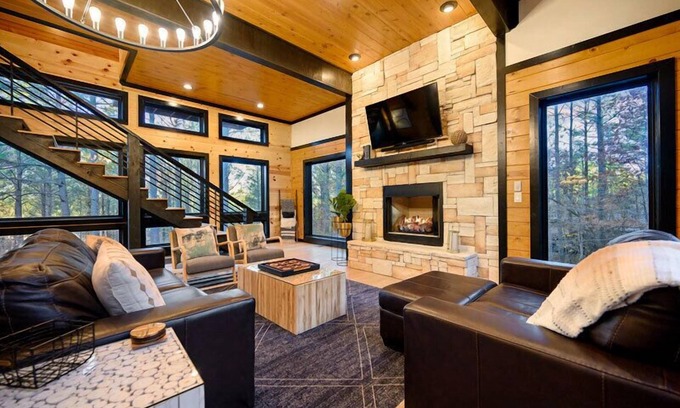 Hochatown Cabina | "Rustic Treehouse" Beautiful Views, Balcony, Hot Tub!