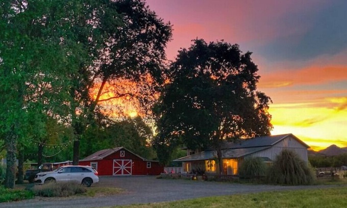 Upper Lake Otro | Rustic Villa Stay w/Stunning View & Farm Animals