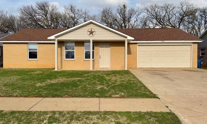 Granbury Casa | Rustic Wheel-horse House. Entire one-level 3/2 home located in Granbury, TX.