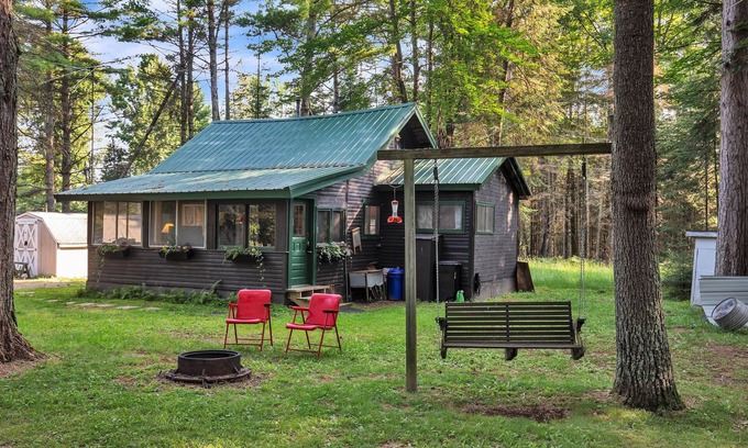 Hazelhurst Cabina | Rustic Willow Retreat - Outdoor Adventures by RedAwning