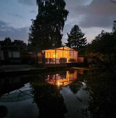 Geel Casa | Rustig gelegen chalet Solvo met terras aan het water