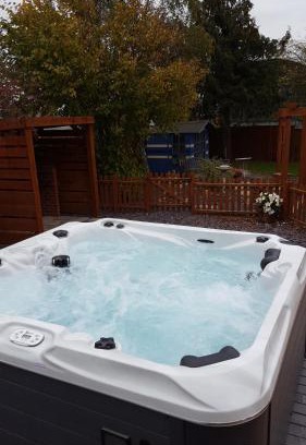 Pontesbury Otro | Ruth's Rest Country Retreat with private Hot Tub