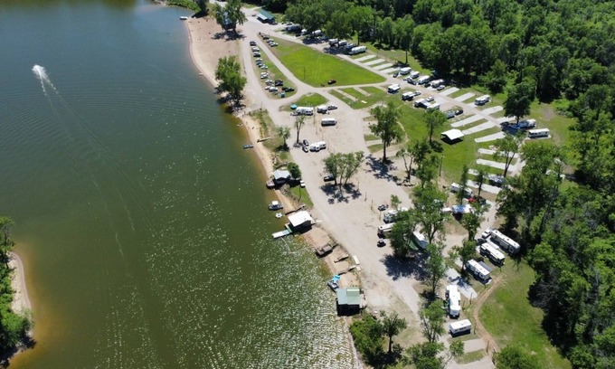 Saint Mary Of The Woods Alquiler De RV | RV on a lake in a campground. Great for parties