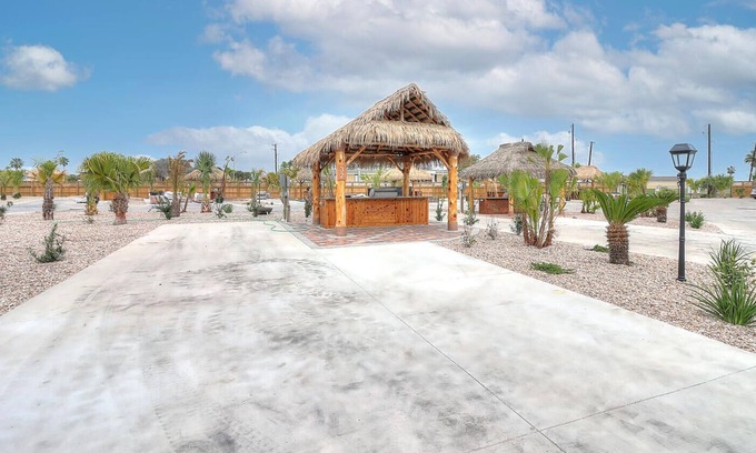 Port Aransas Alquiler De RV | RV Park with Community Pool, Dog Park, Laundry Room, Walking Paths