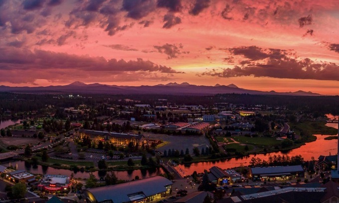 Southwest Bend Alquiler De RV | RV Parking in Bend, near Mt Bachelor and amenities
