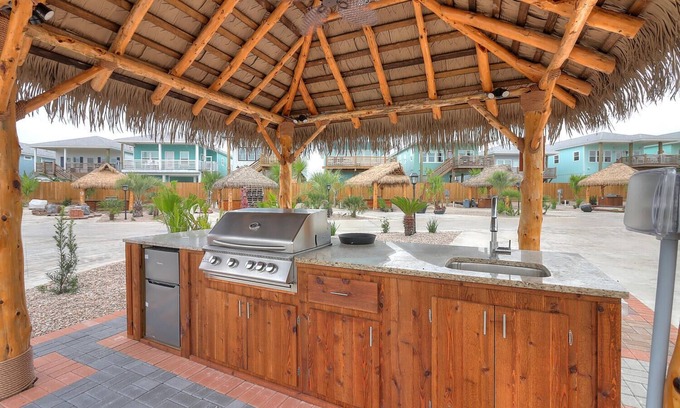 Port Aransas Alquiler De RV | RV Site Only! Community Pool, In Town, Dog Park, Fishing, Wifi, Laundry Room