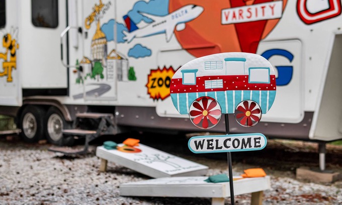 Tucker Casa | "Tow-tally peachy" Atlanta-themed tiny house!