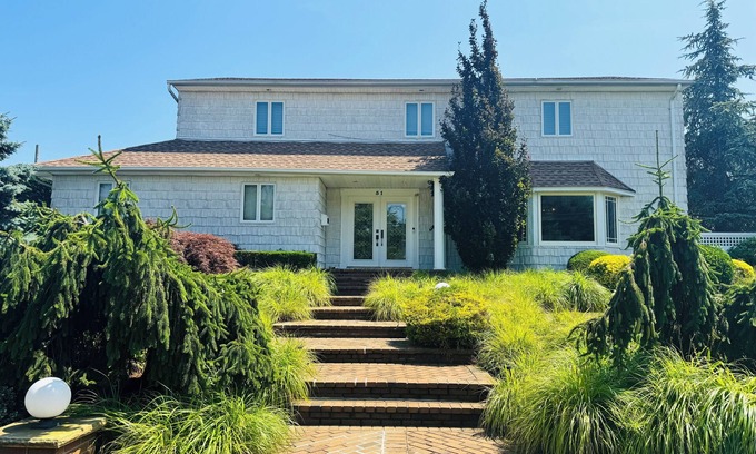 Massapequa Casa | Ryder Cup Rental! Spacious 5BR/3BA House, Extensive amenities , 7mi from course