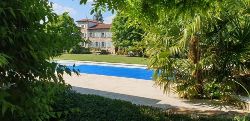 Blace Casa | Séjour élégance et bien-être au CHATEAU de GRANDMONT - piscine et parc arboré au coeur du vignoble du Beaujolais
