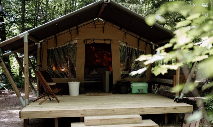 North Woodstock Alquiler De RV | Safari Tent Site 12 | 1 King Bed | Woods View