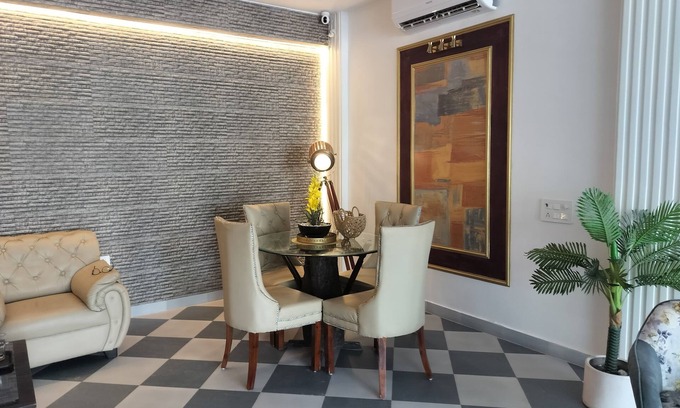 Greater Noida Hotel | Saffron Inn