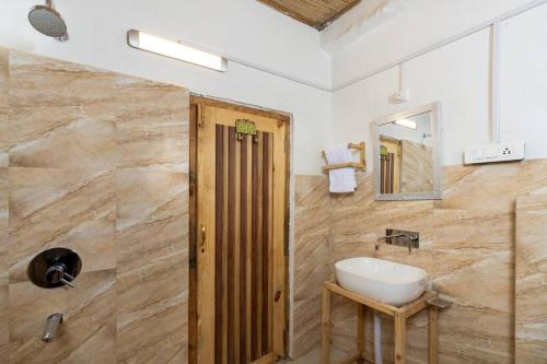 Banjar Villa | SaffronStays Hillstation Over Tirthan Valley