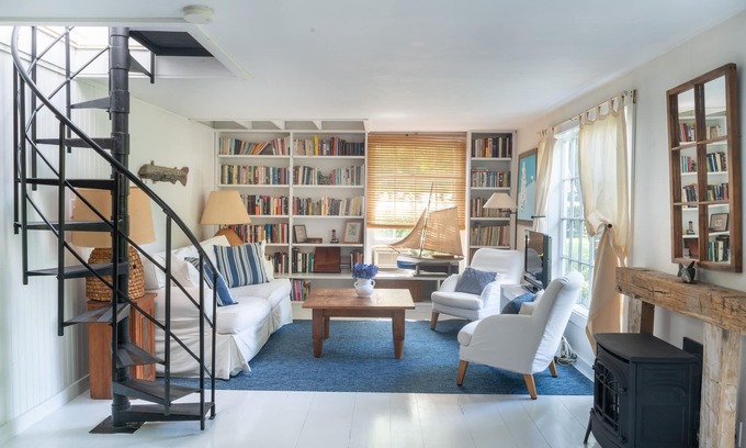 Sag Harbor Cabaña | Sag Harbor Charmer - 2 Bedroom Cottage; Paseo a la ciudad