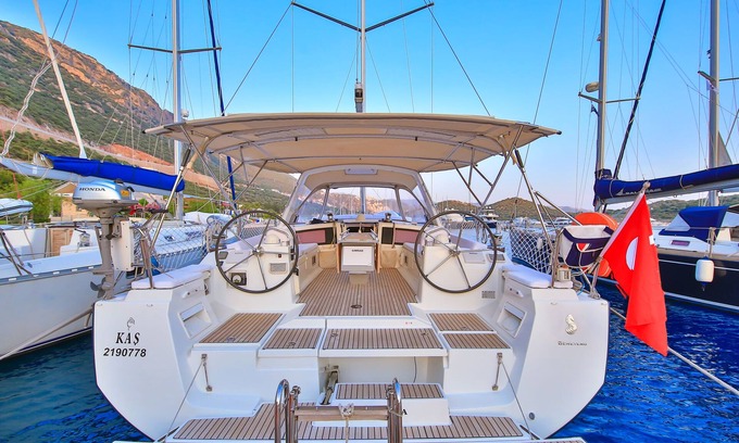 Kas Alquiler De Eote | Vacaciones en velero en un Beneteau Oceanis 48 a lo largo del mar Mediterráneo en Kas,