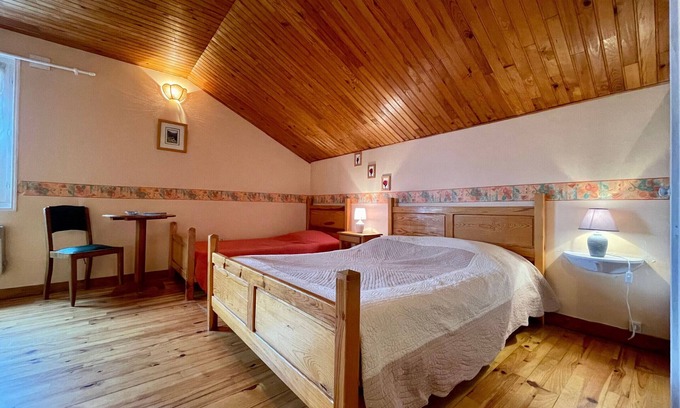 Alleyras Cama Y Desayuno | Habitación Salmón: Comodidad para 4, Mascotas Bienvenidas
