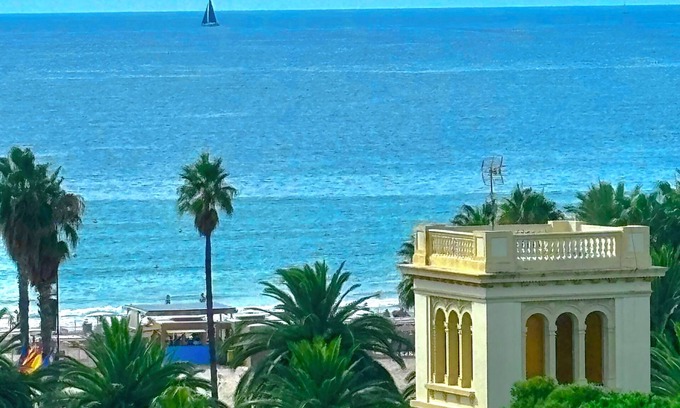 Centro de Salou Apartamento | El centro de Salou ofrece magníficas vistas al mar, a la playa, a 100 m, 3ch 2 sb, 2 wc, estacionamiento, wifi gratuito.