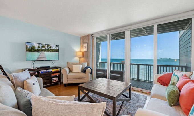 Cedar Key Apartamento | Salt Life #2: Endless Gulf views from this 2 bedroom waterfront townhome