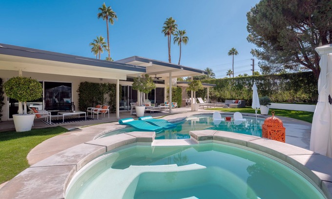 Palm Springs Casa | Piscina con centro de bronceado, spa, tres fogatas, ducha al aire libre, WiFi gratis