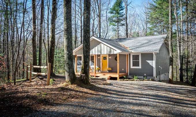 Saluda Casa | Saluda Creek Cottage, secluded, Great Wifi