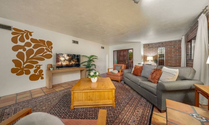 Sam Hughes Casa | Sam Hughes / U of A / Fenced / 3 BR 2 BA / Carport