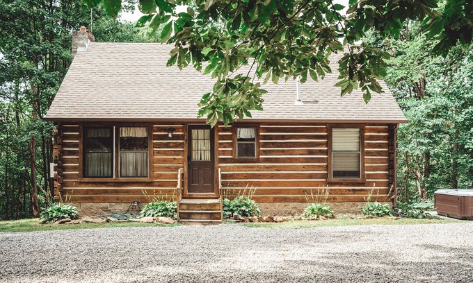 Laurelville Cabina | Sam's Creek Retreat w/ Hot Tub!