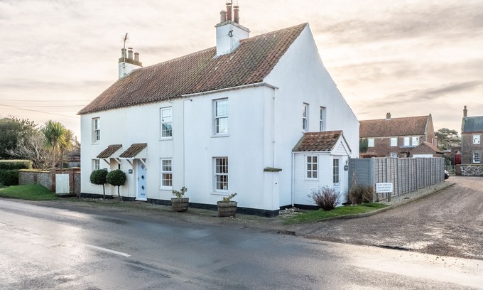 Brancaster Staithe Casa | Bonita casa de campo de tres dormitorios encalada con vistas lejanas del pantano