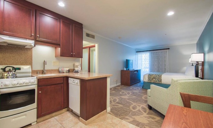 Del Mar Condominio | San Diego Winner's Circle Resort near Pristine Beaches!