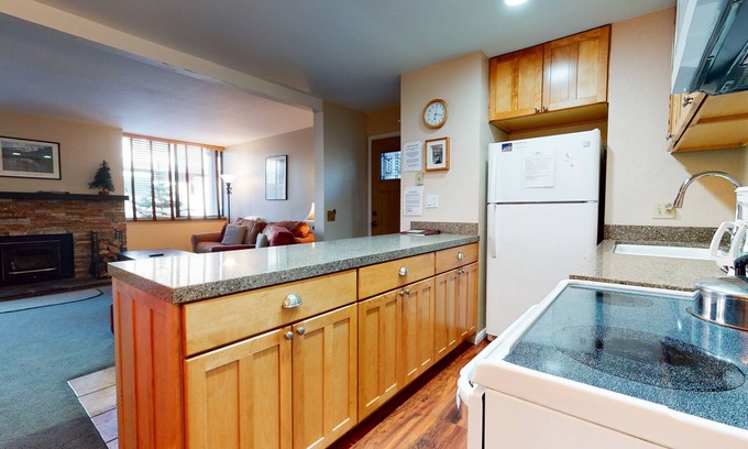 Mammoth Lakes Condominio | San Sierra 10 Updated Condo, with Complex Jacuzzi, Short Walk to The Village by RedAwning