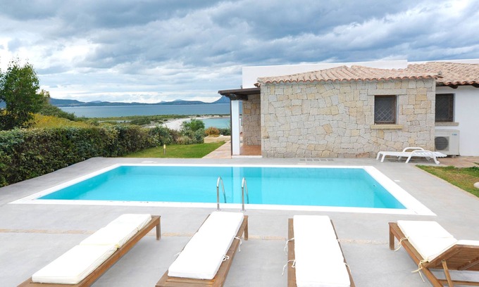 Luddui Casa | San Teodoro: Villa con piscina, a sólo 100 metros del mar,