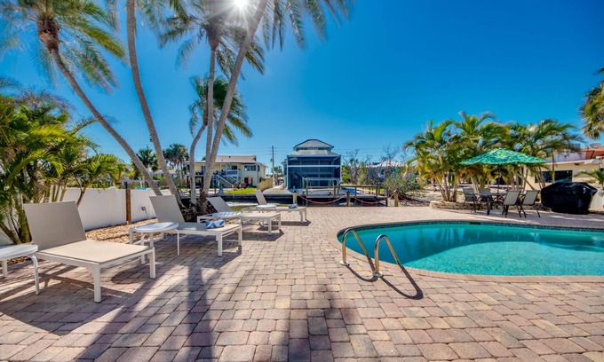 South Island Casa | Sand Dollar #2 - Downstairs Apt w Shared Pool on Canal by the Beach!