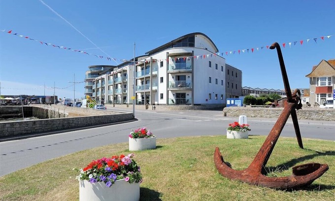 West Bay Cabaña | SANDSTONES, family friendly, luxury holiday cottage in West Bay