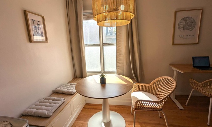 Alamitos Beach Condominio | Sandy Shores Apt with AC, Parking & Laundry, 10min walk to beach. Superb WiFi.