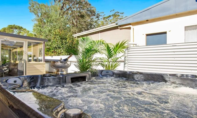 Callala Bay Casa | Sandy Shores - carácter, encanto, spa al aire libre