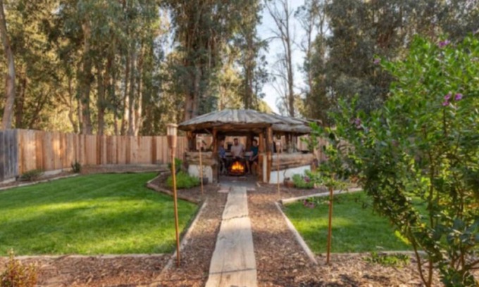 Callender Casa | Adorable casa de campo con ropa de cama nueva, platos y decoración. Tiki choza con hoguera!