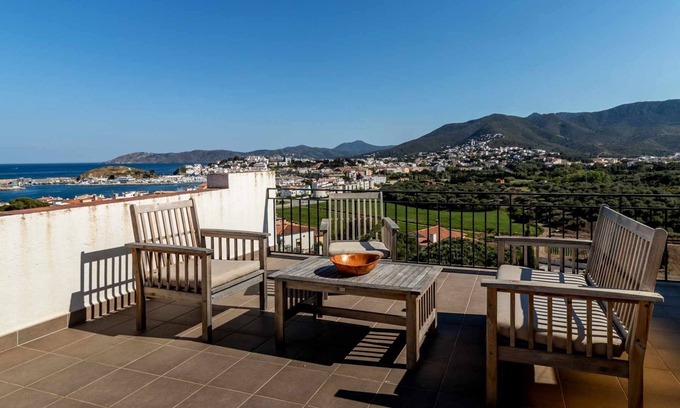 Llanca Apartamento | Sant Genís 19 - ático con terraza y vistas