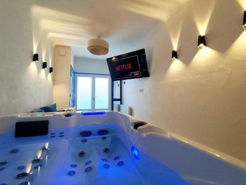 Poitiers Apartamento | Santorini, Relaxing Spa, Terrace and Parking