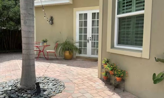 Gillespie Park Apartamento | Sarasota Getaway Studio 3 mi to beautiful sandy beaches