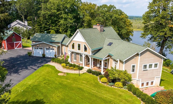 Saratoga Springs Casa | Saratoga waterfront retreat near town, track and golf - 3BR, 4BA
