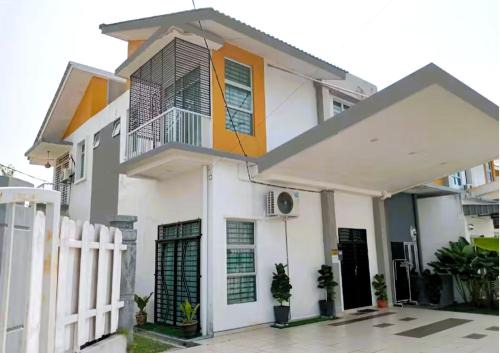 Kampung Jelatang Casa | Sarrah Homestay At Kasa Height Residence
