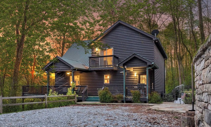 Sautee Nacoochee Cabina | Sautee By Morning - Gorgeous Helen GA Cabin, Couples Retreat, Fiber Optic