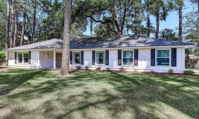 Isle of Hope Historic District Casa | Savannah Place: Mid-century modern 3 Bedroom Home